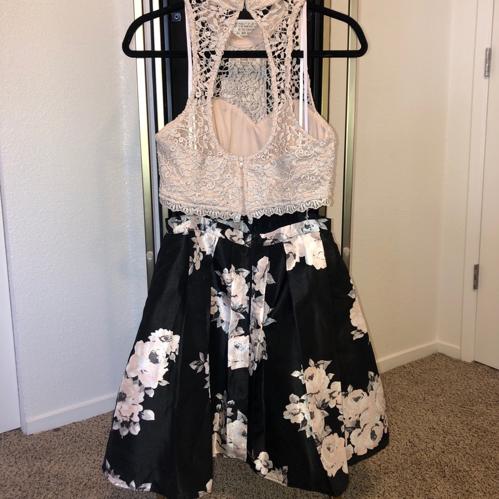 Two piece outfit. Crop top and skirt. - Picture 2 of 7